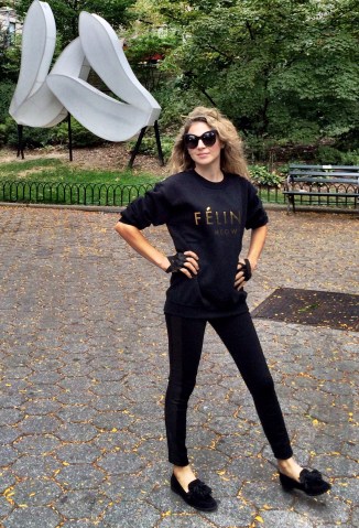 Wearing one of Brian Lichtenberg's satirical homage / critique of brands ... Sorry Céline! In addition to "Féline", you can also find "Homiés", "Ballin", "Bucci", "Burrrr"... *Reason* also has a number of other slogan tees & sweatshirts like "Partier"