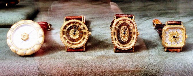 Also check those prestigious vintage-inspired Buccellati watches, timeless and elegant