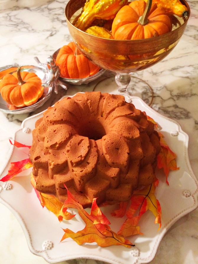 I'm not a pro in baking cakes yet, but thanks to a beautifully shaped pan and and a delicious recipe my cake turned out to be a success! 